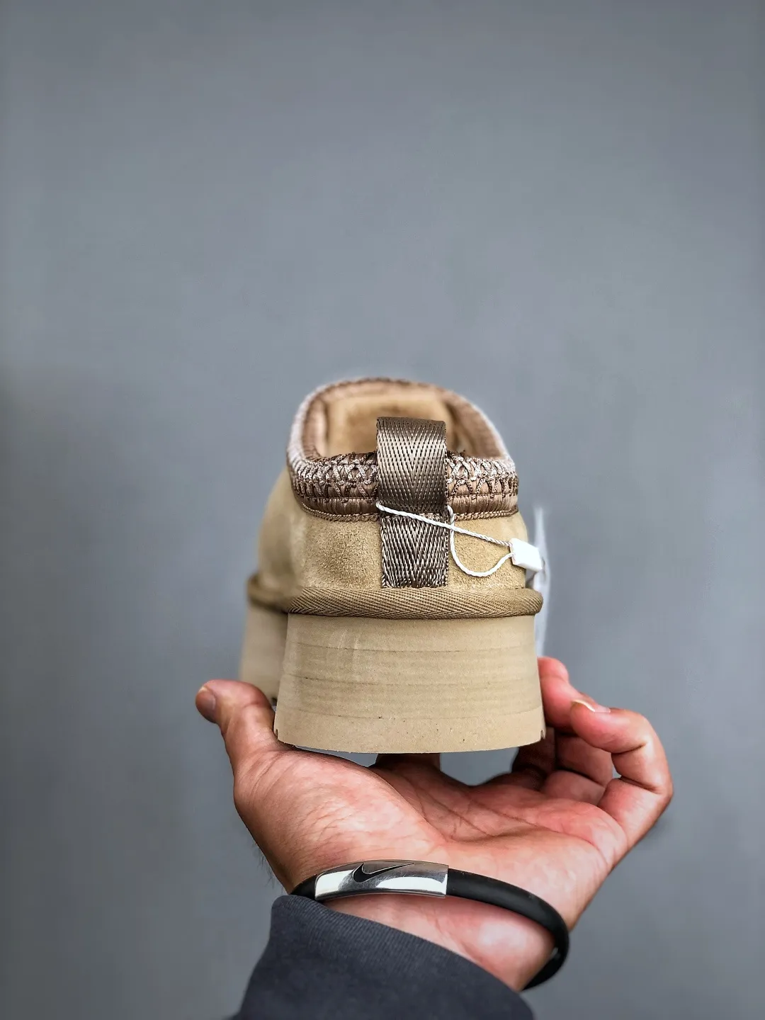 Local self-pickup💰560 supports store placement. The top version on the market. UGG Tazz ethnic style thick-soled women's model. Xiaohongshu's hot model. Produced by a major foreign trade factory in Guangzhou. From toe to insole, genuine sheep fur. Independent outer box packaging. Chip. With waterproof technology. Differentiating from any version on the market. 5cm thick sole. Independently developed original outsole. Cashmere insole. Keep warm when going out in winter. It is a very suitable choice for home use. In the new year, uug has launched a style series, which is partially biased towards the preferences of young consumers. It has also moved to the forefront of fashion trends. Shoe body material. Water-repellent coated suede upper. 17mm UGGPURE™ implanted wool insole. Lightweight non-slip and comfortable rubber outsole. With brand LOGO. With full packaging. Size: 35-40